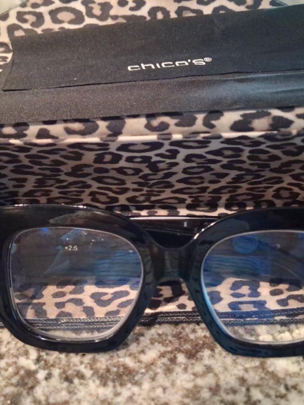 Chico's 2.50 Black Matte Square Readers with case